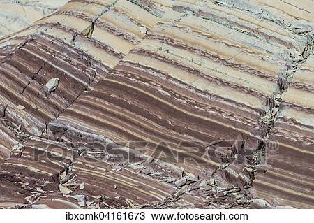 Durch Eisenkristalle rotlich gefarbter Kalkstein und weiss-gelblicher Dolomit, Meeressediment, Segelsallskapet oder Segelselskapets Fjord, Nordost-Gronland-Nationalpark, Gronland, Nordamerika View Large Photo Image Stock Image - Durch Eisenkristalle rotlich gefarbter Kalkstein und weiss-gelblicher Dolomit, Meeressediment, Segelsallskapet oder Segelselskapets Fjord, Nordost-Gronland-Nationalpark, Gronland, Nordamerika. Fotosearch