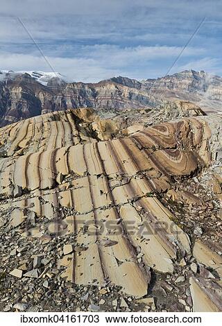 Durch Eisenkristalle rotlich gefarbter Kalkstein und weiss-gelblicher Dolomit, Meeressediment, Segelsallskapet oder Segelselskapets Fjord, Nordost-Gronland-Nationalpark, Gronland, Nordamerika View Large Photo Image Stock Image - Durch Eisenkristalle rotlich gefarbter Kalkstein und weiss-gelblicher Dolomit, Meeressediment, Segelsallskapet oder Segelselskapets Fjord, Nordost-Gronland-Nationalpark, Gronland, Nordamerika. Fotosearch