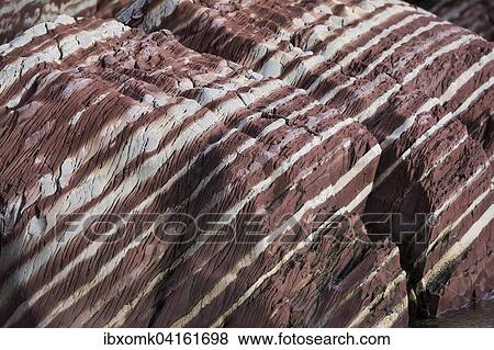 Durch Eisenkristalle rotlich gefarbter Kalkstein und weiss-gelblicher Dolomit, Meeressediment, Segelsallskapet oder Segelselskapets Fjord, Nordost-Gronland-Nationalpark, Gronland, Nordamerika View Large Photo Image Stock Photo - Durch Eisenkristalle rotlich gefarbter Kalkstein und weiss-gelblicher Dolomit, Meeressediment, Segelsallskapet oder Segelselskapets Fjord, Nordost-Gronland-Nationalpark, Gronland, Nordamerika. Fotosearch