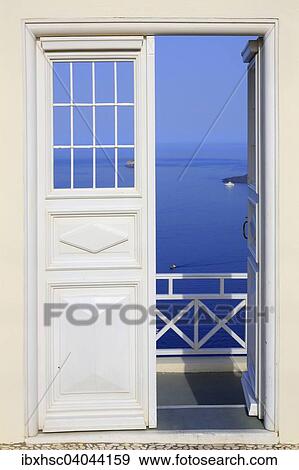 Stock Photo - Durchblick durch weisse Tur zum Meer, Oia, Santorin, Kykladen, Griechenland, Europa. Fotosearch