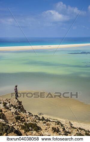 Stock Photo - Ein jemenitischer Mann blickt auf die Detwah Lagune, bei Qalansia, Sokotra, Jemen, Asien. Fotosearch