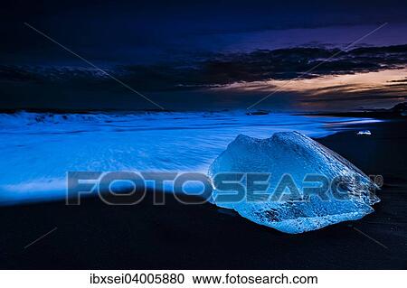 Eisbrocken an schwarzem Lava-Sandstrand zur blauen Stunde, See Jokulsarlon, Vik, Island, Europa View Large Photo Image Stock Image - Eisbrocken an schwarzem Lava-Sandstrand zur blauen Stunde, See Jokulsarlon, Vik, Island, Europa. Fotosearch