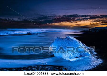 Eisbrocken an schwarzem Lava-Sandstrand zur blauen Stunde, See Jokulsarlon, Vik, Island, Europa View Large Photo Image Stock Image - Eisbrocken an schwarzem Lava-Sandstrand zur blauen Stunde, See Jokulsarlon, Vik, Island, Europa. Fotosearch