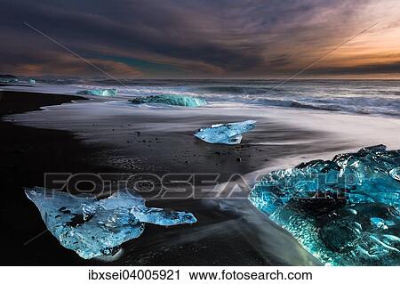 Eisbrocken an schwarzem Lava-Sandstrand zu Sonnenaufgang, See Jokulsarlon, Vik, Island, Europa View Large Photo Image Stock Image - Eisbrocken an schwarzem Lava-Sandstrand zu Sonnenaufgang, See Jokulsarlon, Vik, Island, Europa. Fotosearch