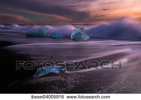 Eisbrocken an schwarzem Lava-Sandstrand zu Sonnenaufgang, See Jokulsarlon, Vik, Island, Europa View Large Photo Image Stock Photograph - Eisbrocken an schwarzem Lava-Sandstrand zu Sonnenaufgang, See Jokulsarlon, Vik, Island, Europa. Fotosearch