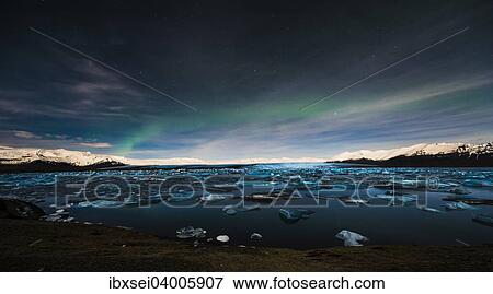 Eisbrocken im Wasser zur blauen Stunde mit Polarlicht, See Jokulsarlon, Vik, Island, Europa View Large Photo Image Stock Photo - Eisbrocken im Wasser zur blauen Stunde mit Polarlicht, See Jokulsarlon, Vik, Island, Europa. Fotosearch