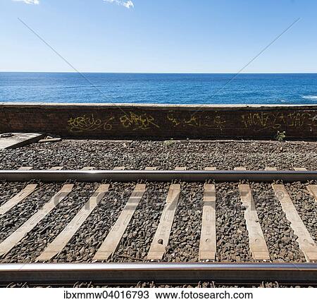 Eisenbahnschienen vor mit Grafitti bespruhter Mauer vor Meer, Cinque Terre, La Spezia, Cinque Terre, Ligurien, Italien, Europa View Large Photo Image Stock Image - Eisenbahnschienen vor mit Grafitti bespruhter Mauer vor Meer, Cinque Terre, La Spezia, Cinque Terre, Ligurien, Italien, Europa. Fotosearch