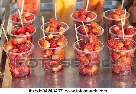 Erdbeeren zum Verkauf, Chiang Mai, Thailand, Asien View Large Photo Image Stock Photo - Erdbeeren zum Verkauf, Chiang Mai, Thailand, Asien. Fotosearch