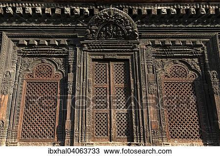 Stock Image - Fenster des 55-Fenster-Palastes, Durbar Square, Bhaktapur, Nepal, Asien. Fotosearch