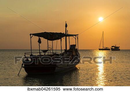 Fischerboot im Meer bei Sonnenuntergang, Insel Koh Tao, Golf von Thailand, Thailand, Asien View Large Photo Image Stock Photography - Fischerboot im Meer bei Sonnenuntergang, Insel Koh Tao, Golf von Thailand, Thailand, Asien. Fotosearch