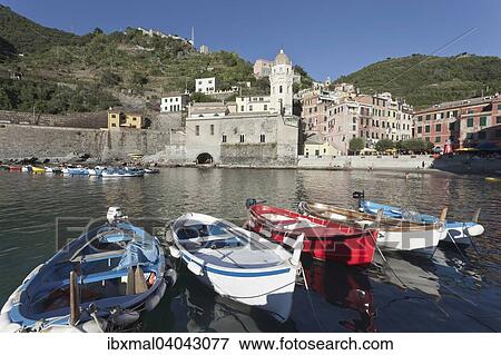 Stock Photo - Fischerboote im Hafen, Vernazza, Cinque Terre, Rivera di Levante, Provinz La Spezia, Ligurien, Italien, Europa. Fotosearch