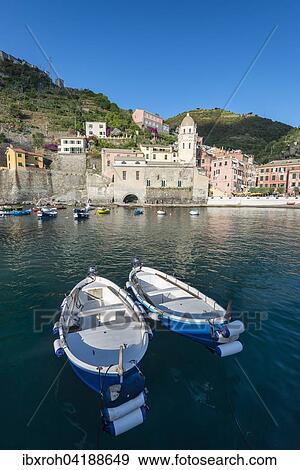 Fischerboote Im Hafen Vernazza Unesco Weltkulturerbe Nationalpark Cinque Terre Rivera Di Levante Ligurien Italien Europa Stock Photo Ibxroh Fotosearch
