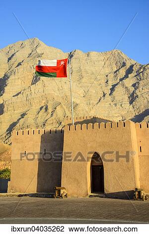 Flagge von Oman, Festung Bukha, Bukha, Musandam, Oman, Asien View Large Photo Image Stock Image - Flagge von Oman, Festung Bukha, Bukha, Musandam, Oman, Asien. Fotosearch