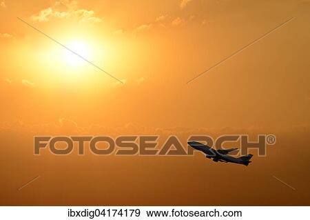 Flugzeug beim Start vor Sonnenuntergang View Large Photo Image Stock Photo - Flugzeug beim Start vor Sonnenuntergang. Fotosearch