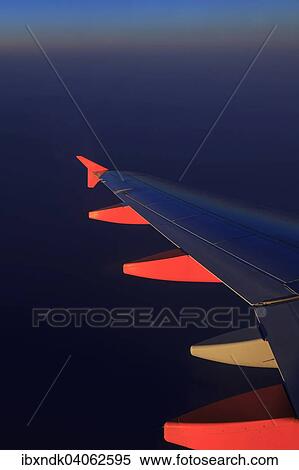 Flugzeugflugel uber den Wolken im Morgenrot View Large Photo Image Stock Photography - Flugzeugflugel uber den Wolken im Morgenrot. Fotosearch