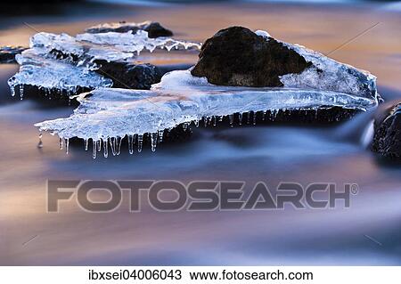 Stock Image - Fluss Djupin, mit Eis und Steinen bei Sonnenaufgang, Vik, Island, Europa. Fotosearch