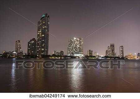 Fluss Mae Nam Chao Phraya mit Skyline bei Nacht, Bangkok, Thailand, Asien View Large Photo Image Picture - Fluss Mae Nam Chao Phraya mit Skyline bei Nacht, Bangkok, Thailand, Asien. Fotosearch