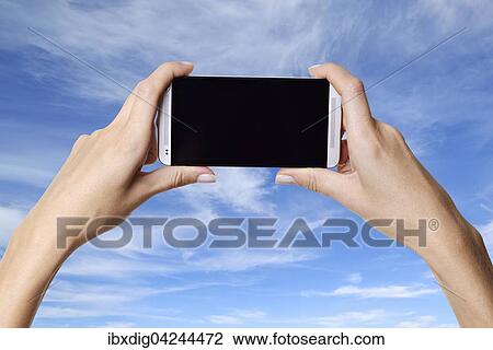 Fotografieren mit einem Smartphone View Large Photo Image Stock Image - Fotografieren mit einem Smartphone. Fotosearch