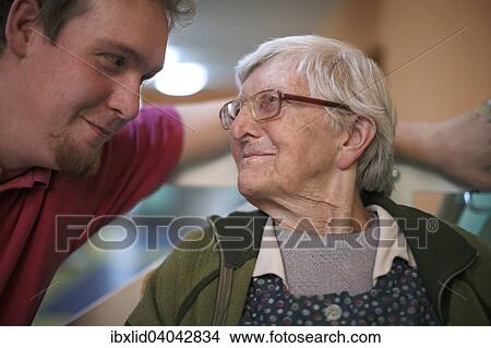 Picture - Frau, 89 Jahre, im Gesprach mit einem Altenpfleger, Altersheim. Fotosearch