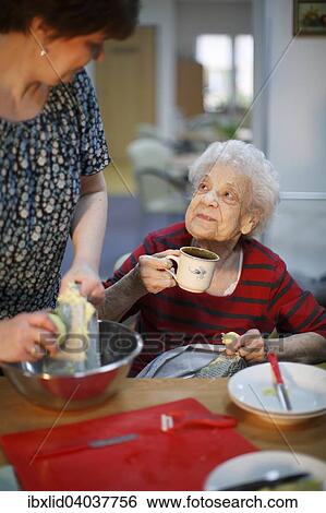 Frau, 89 Jahre, und Sozialarbeiterin, 31 Jahre, Kochen als Freizeitbeschaftigung fur Senioren, Altersheim View Large Photo Image Stock Photograph - Frau, 89 Jahre, und Sozialarbeiterin, 31 Jahre, Kochen als Freizeitbeschaftigung fur Senioren, Altersheim. Fotosearch