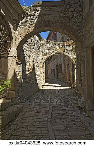 Gasse mit Rundbogen, Altstadt, Bale, Istrien, Kroatien, Europa View Large Photo Image Stock Photography - Gasse mit Rundbogen, Altstadt, Bale, Istrien, Kroatien, Europa. Fotosearch