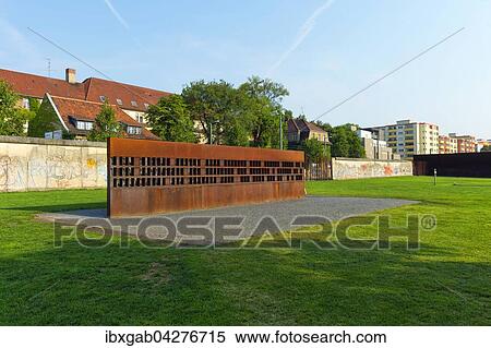 Gedenkstatte Berliner Mauer Fenster Des Gedenkens Bilder Von Opfern Bernauer Strasse Berlin Deutschland Europa Stock Photography Ibxgab Fotosearch