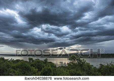 Stock Photograph - Gewitter uber dem Kazinga-Kanal, Queen-Elizabeth-Nationalpark, Uganda, Afrika. Fotosearch