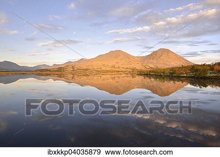 Gipfel der Berggruppe Stygghoin oder Stygghoin, spiegeln sich im See Doralstjornin oder Doralstjornin, Rondane-Nationalpark, Norwegen, Europa View Large Photo Image Stock Photo - Gipfel der Berggruppe Stygghoin oder Stygghoin, spiegeln sich im See Doralstjornin oder Doralstjornin, Rondane-Nationalpark, Norwegen, Europa. Fotosearch