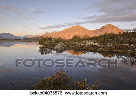 Gipfel der Berggruppe Stygghoin oder Stygghoin, spiegeln sich im See Doralstjornin oder Doralstjornin, Rondane-Nationalpark, Norwegen, Europa View Large Photo Image Stock Photograph - Gipfel der Berggruppe Stygghoin oder Stygghoin, spiegeln sich im See Doralstjornin oder Doralstjornin, Rondane-Nationalpark, Norwegen, Europa. Fotosearch