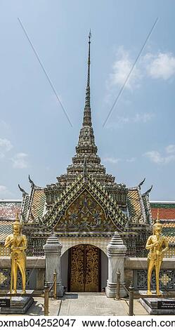 Goldene Wachterfiguren vor einem Eingangstor, Wat Phra Kaeo Tempel, Konigspalast, Bangkok, Zentralthailand, Thailand, Asien View Large Photo Image Stock Photo - Goldene Wachterfiguren vor einem Eingangstor, Wat Phra Kaeo Tempel, Konigspalast, Bangkok, Zentralthailand, Thailand, Asien. Fotosearch