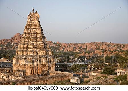 Stock Photo - Gopuram des Virupaksha-Tempels und das Dorf Hampi, Karnataka, Indien, Asien. Fotosearch