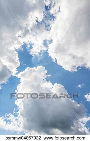 Stock Image - Grosse weisse Wolken vor blauem Himmel. Fotosearch