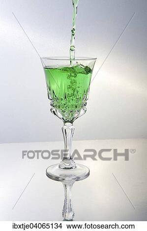 Grune Flussigkeit wird in ein Glas geschuttet View Large Photo Image Picture - Grune Flussigkeit wird in ein Glas geschuttet. Fotosearch