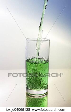 Grune Flussigkeit wird in ein Glas geschuttet View Large Photo Image Stock Photo - Grune Flussigkeit wird in ein Glas geschuttet. Fotosearch