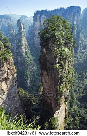 Stock Image - Hallelujah-Berge, Sandsteinturme, in den Bergen von Zhangjiajie, Wulingyuan National Park, Hunan Provinz, China, Asien. Fotosearch