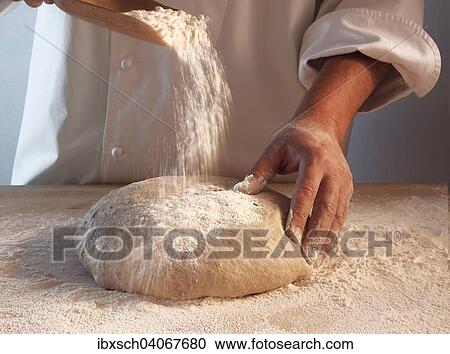 Hefeteig, Brotteig wird mit Mehl bestreut View Large Photo Image Stock Image - Hefeteig, Brotteig wird mit Mehl bestreut. Fotosearch