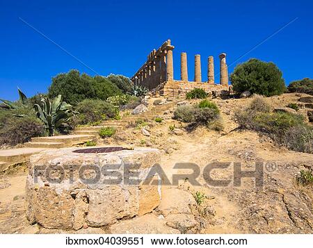 Stock Image - Heratempel oder Tempel der Hera Lakinia, Tempio di Giunone oder Tempel D, Akragas, Valle dei Templi, Tal der Tempel, Vaddi di li Tempri, Archaologische Statten von Agrigent, Sizilien, Italien, Europa. Fotosearch