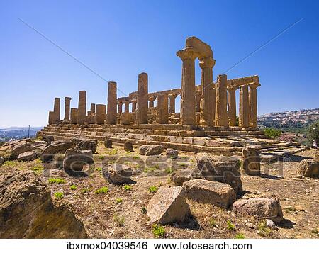 Stock Photograph - Heratempel oder Tempel der Hera Lakinia, Tempio di Giunone oder Tempel D, Akragas, Valle dei Templi, Tal der Tempel, Vaddi di li Tempri, Archaologische Statten von Agrigent, Sizilien, Italien, Europa. Fotosearch