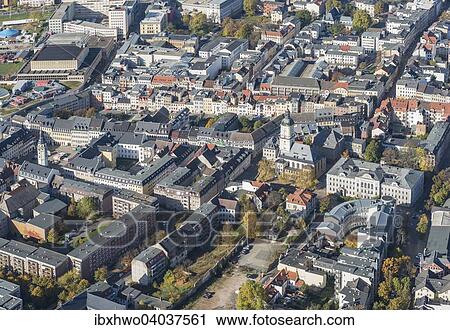 Stock Image - Historische Altstadt Gera mit Salvatorkirche, Barock, 18. Jh., rechts daneben Museum fur Naturkunde, links Marktplatz und Rathaus, hinten links Kultur- und Kongresszentrum, Gera, Thuringen, Deutschland, Europa. Fotosearch