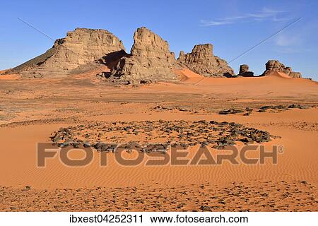 Historisches Grab in der Region Tadrart, Tassili n'Ajjer Nationalpark, UNESCO Weltnaturerbe, Sahara, Algerien, Afrika View Large Photo Image Stock Image - Historisches Grab in der Region Tadrart, Tassili n'Ajjer Nationalpark, UNESCO Weltnaturerbe, Sahara, Algerien, Afrika. Fotosearch