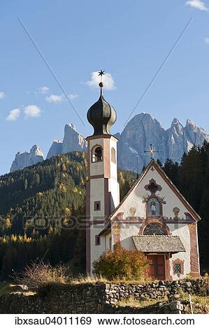 Stock Photo - Johanneskapelle auf dem Ranuihof, St. Johann in Ranui, Barock, Geislerspitzen, Geislergruppe, Naturpark Puez-Geisler, Dolomiten, Villnoss, Funes, Villnosstal, Sudtirol, Trentino-Sudtirol, Italien, Europa. Fotosearch
