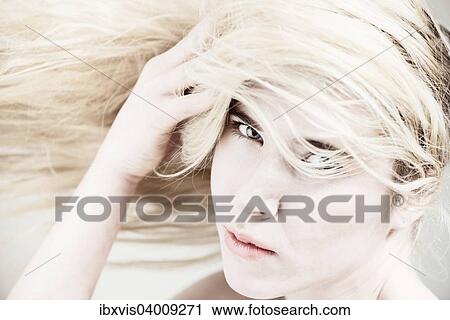 Junge Frau mit langen blonden Haaren View Large Photo Image Stock Image - Junge Frau mit langen blonden Haaren. Fotosearch