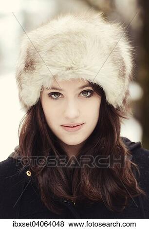 Junge Frau mit Pelzmutze im Winter, Portrait View Large Photo Image Stock Photo - Junge Frau mit Pelzmutze im Winter, Portrait. Fotosearch