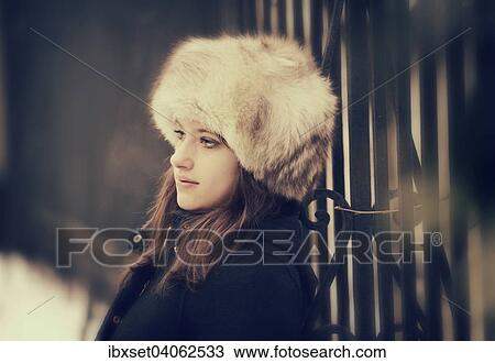 Junge Frau mit Pelzmutze, Portrait View Large Photo Image Stock Image - Junge Frau mit Pelzmutze, Portrait. Fotosearch