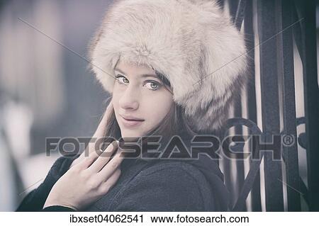 Stock Image - Junge Frau mit Pelzmutze, Portrait. Fotosearch
