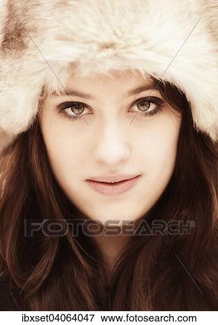 Stock Photo - Junge Frau mit Pelzmutze, Portrait. Fotosearch