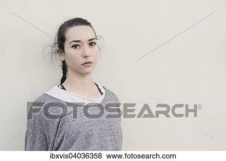 Junge Frau vor einer Wand View Large Photo Image Stock Photo - Junge Frau vor einer Wand. Fotosearch