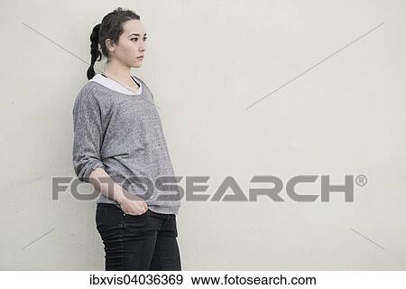Junge Frau vor einer Wand View Large Photo Image Stock Photo - Junge Frau vor einer Wand. Fotosearch