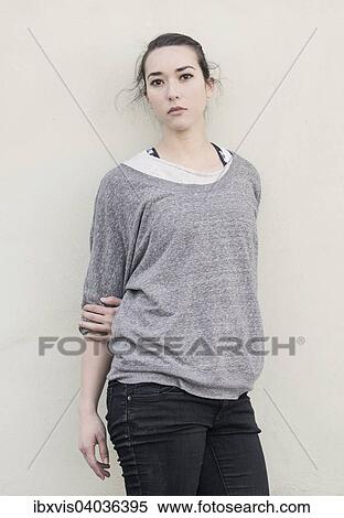 Junge Frau vor einer Wand View Large Photo Image Stock Photography - Junge Frau vor einer Wand. Fotosearch