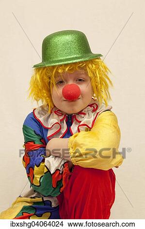 Picture - Junge verkleidet als Clown. Fotosearch